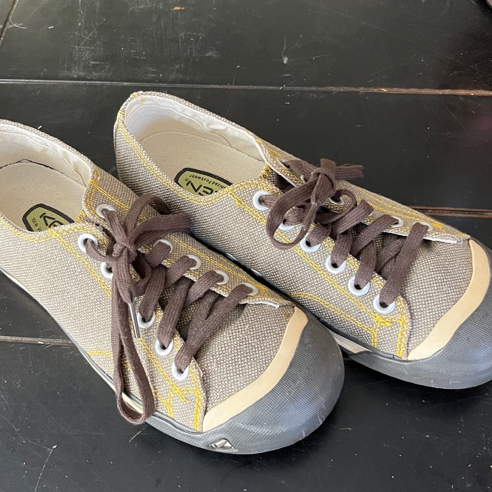 Keen Coranado brown Sneakers size 9
Worn a few times. Excellent condition.